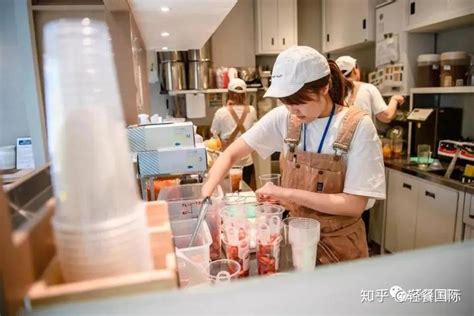 一个新开的奶茶店，需要配置多少个员工？