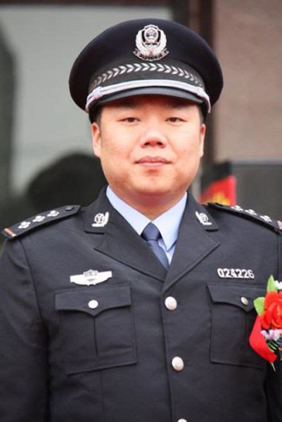 中国公安制服照登上韩国杂志，他们炸了：中国公安守护的韩国？|中国|韩国_新浪新闻