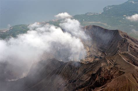 Japan Volcano 的图像结果