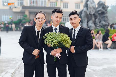 Nhóm bạn nam mặc vest lịch lãm chụp kỷ yếu
