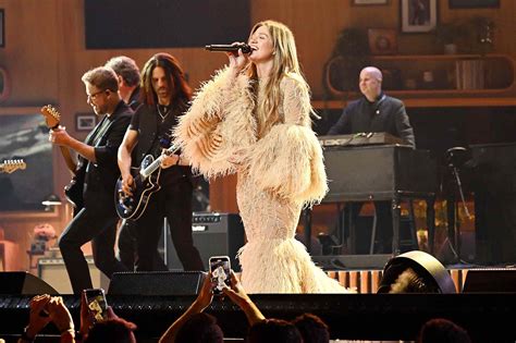 Kelly Clarkson Kicks Off Las Vegas Residency 1 Week After Last-Minute ...