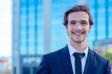 Young Professional Business Man 的图像结果