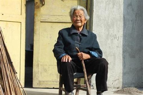 农村60岁老人的养老金各地差别大是由这些因素造成的_腾讯新闻