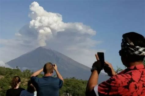 Indonesia’s Mount Agung Becomes Active Again, Spews Ash; Bali Airport ...