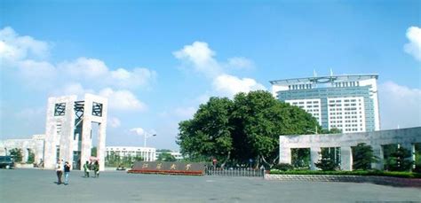 江苏大学在镇江的哪里，有哪几个校区_