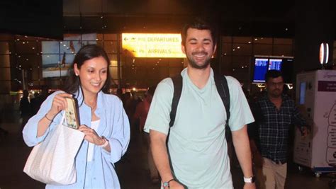 हनीमून से लौटे सनी के बेटे-बहू, पैपराजी को देख शरमाईं द्रिशा, क्यों ...