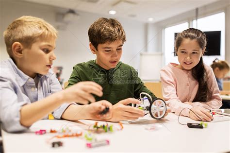 教育,儿童,技术,科学人的群快乐的孩子机器人学校的课上建造机器人,并竖大拇指高清图片下载-正版图片300405635-摄图网