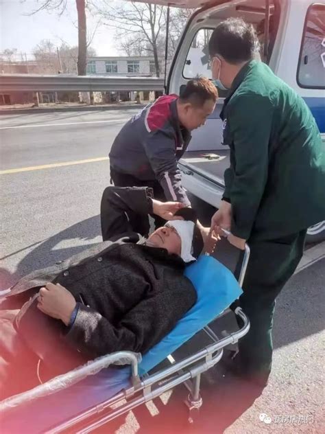 老人交通事故受伤无人敢救,瓦房店小伙子路过低调救人_腾讯新闻