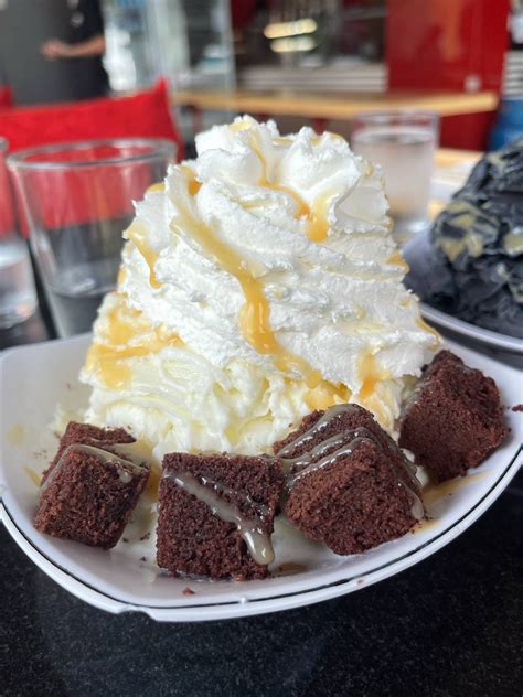 ไอติมเกร็ดหิมะ รสนมสด ร้าน Huck ice cream