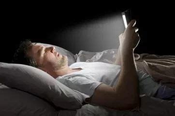 晚上睡觉玩手机有什么危害？
