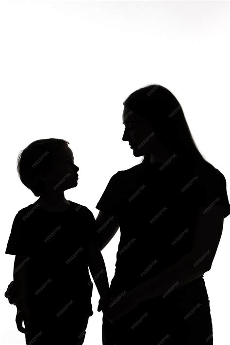 Classic portrait silhouette of mom and child | Premium Photo
