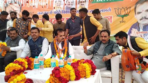 MP में 'नेताओं' का पलायन जारी, पन्ना में 500 कांग्रेसियों ने थामा BJP ...