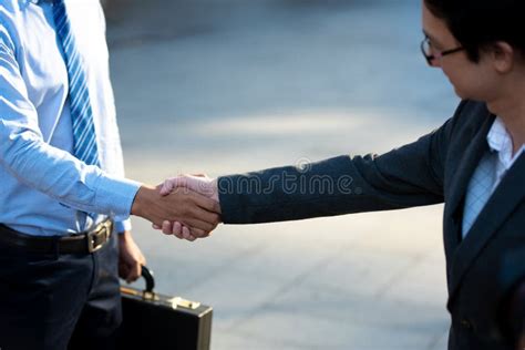 Business People Shaking Hands 的图像结果
