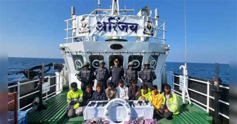 Indian Coast Guard intercepts Pak boat with crew, arms and drugs ...