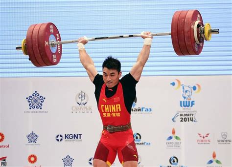 图文:举重世锦赛男69kg级 廖辉举起杠铃-搜狐体育