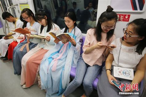 武汉地铁2号线惊现汉服换装秀（组图）|武汉|文化_凤凰资讯