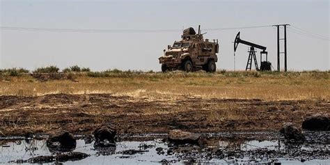 叙媒:美军用70辆车偷运叙利亚石油出境 6辆装甲车陪同_手机新浪网