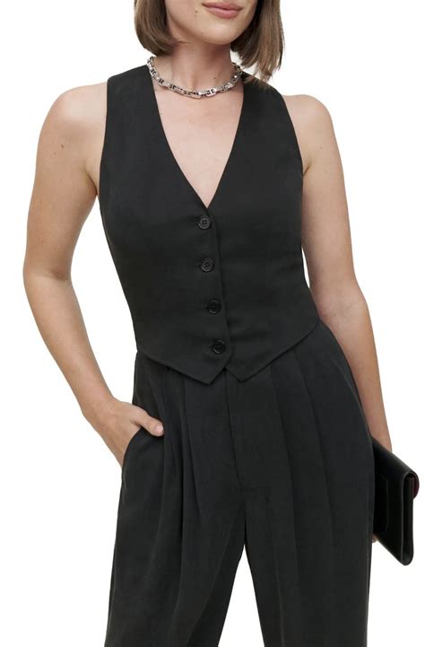 Karisma Kapoor showcases French style in a black waistcoat and skirt ...