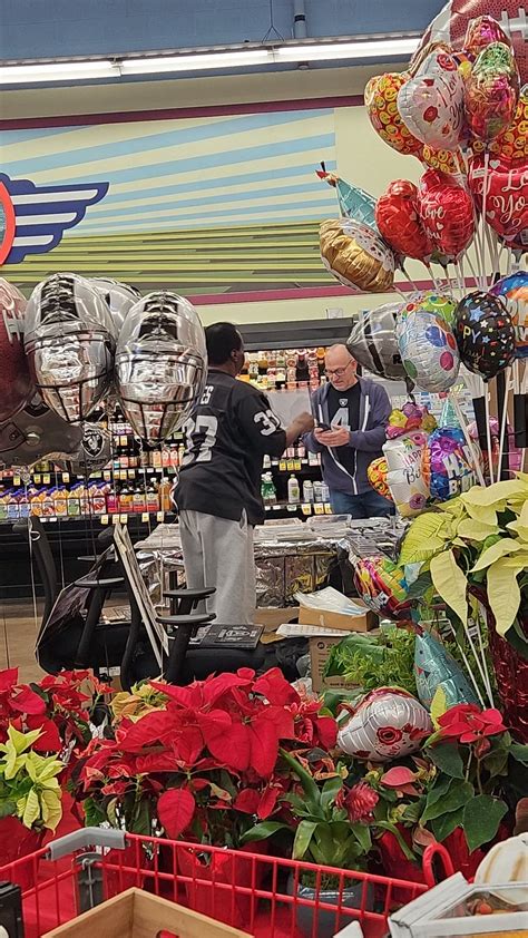 Lester Hayes signing autograph at local store : r/raiders
