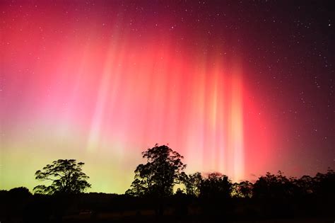 Aurora australis makes stunning return to southern Australian skies - ABC News