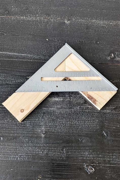 Using a Speed Square for Angles 的图像结果