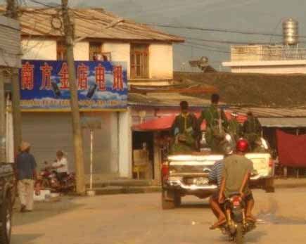 中缅边境警方抓捕毒贩惊险画面曝光_凤凰网视频_凤凰网