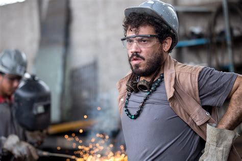 Conheça Phellipe Azevedo, uma potência favelada entre as séries de sucesso e a luta por ...