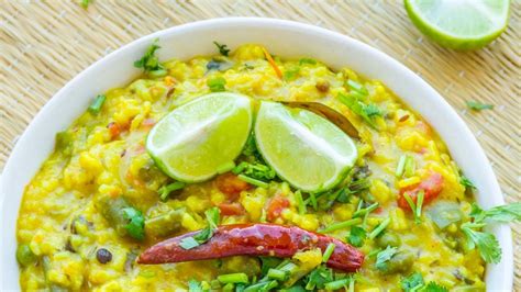 Khichdi recipe moong dal ki khichdi banane ka tarika neer - Khichdi ...
