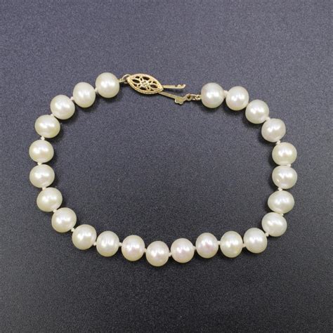 Pearl Bracelet 14kt Gold Clasp | Property Room