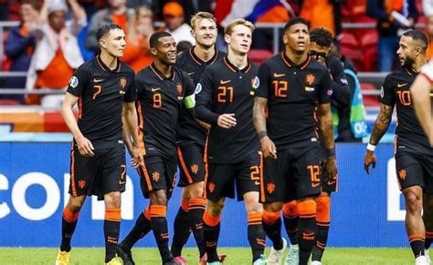 荷兰国家队公布新一期大名单：范迪克领衔 主教练却已经去了巴萨_腾讯新闻