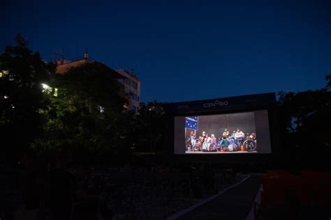 How to Set Up an Outdoor LED Projector 的图像结果