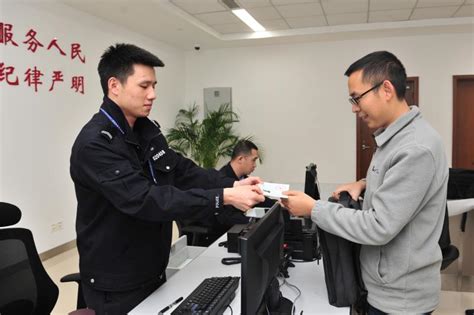重庆机场公安设临时乘机证明办证点为民服务获赞_重庆频道_凤凰网