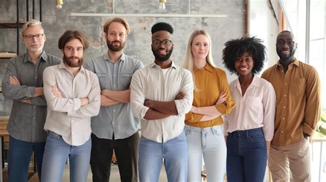 5 People Standing Together 的图像结果