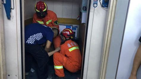 房山区：电梯困人，消防员紧急施救_救援