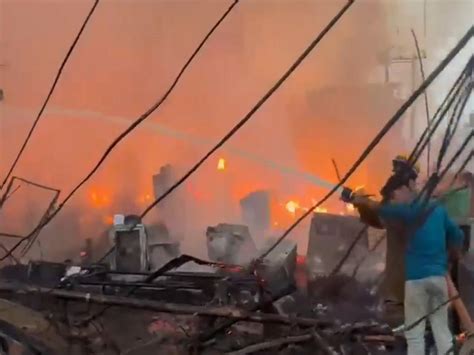 Uttar Pradesh: Massive fire breaks out in slums of Vikas Nagar area in ...