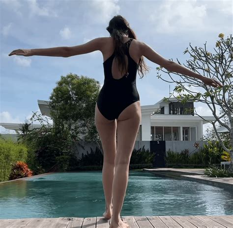 They own a lot of black one-piece swimsuits : r/dodieclarksexy