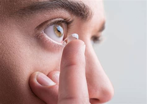 Man in UK goes blind in right eye after showering with contact lenses ...