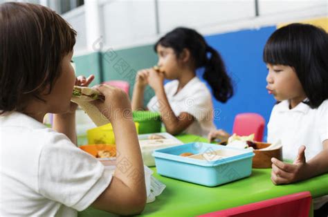 家长举报幼儿园给学生吃腐烂食物 “肉馅臭了，萝卜烂了”_哔哩哔哩_bilibili