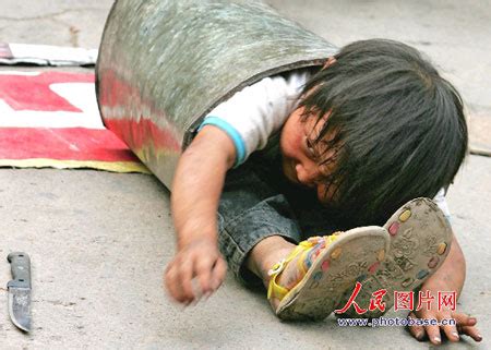 各地网友街拍救乞讨儿童 两周内上传近千张照片-搜狐新闻