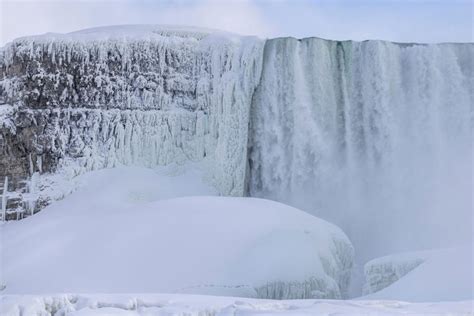 When Niagara Falls freezes: Breathtaking ice cliffs draw crowds despite ...