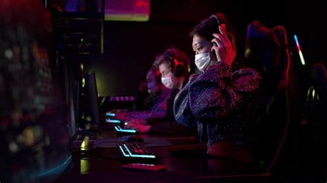 Man using computer by friends in darkroom | Premium Photo