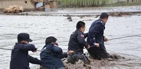 新疆吐鲁番突发洪水掀翻车辆致9死5伤|洪水|自然灾害|洪灾_新浪新闻