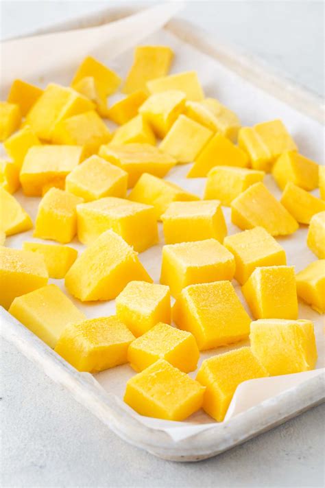 How to Freeze Mango Properly - Smoothies and Shakes