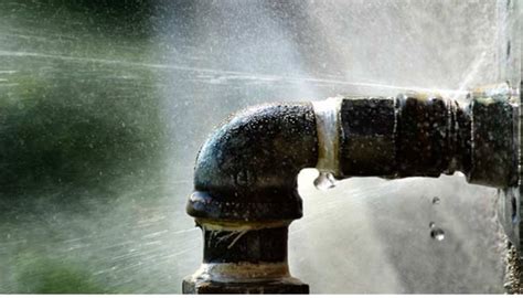 Burst Water Main Causes Disruption in Mumbai's Bandra-Jogeshwari Area ...