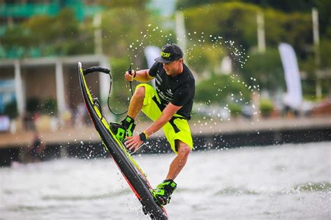 无锡鹅湖玫瑰文化园，桨板水上运动受青睐|文化园|水上运动|鹅_新浪新闻