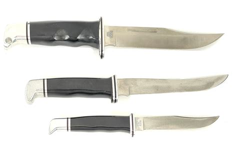 Lot - LOT OF 3 BUCK FIXED BLADE KNIVES AND 2 SHEATHS