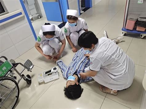 守护患者安全 太和县人民医院开展住院患者发生跌倒、坠床应急预案演练-工作动态-护理天地-太和县人民医院