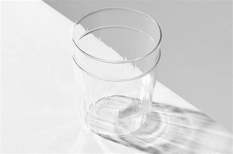 精致美感的耐用玻璃器皿系列设计~呈现出微妙的刻面，朝向产品的顶部边缘淡出