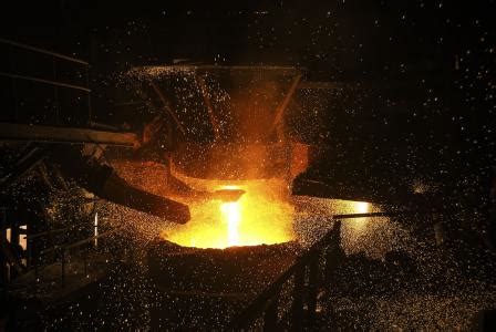 为什么火直接烧金属不会熔化 而在熔炉里可以_百度知道