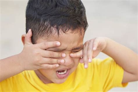 8歲童吃零食好奇把「它」丟水中 20分鐘眼球溶解終生失明 - 生活 - 中時新聞網